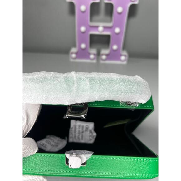 Brandon Blackwood
Slim Trunk
True Green Leather w/ Silver Hardware - Picture 7 of 8